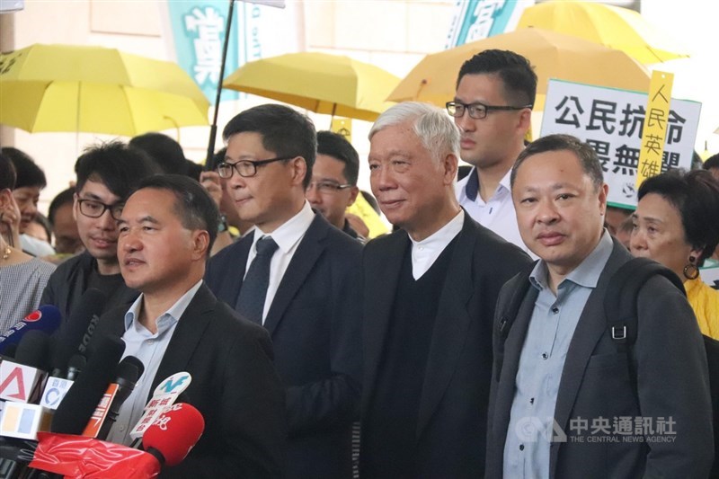 香港「占中」案9日裁決,9名被告早上抵達西九龍裁判法院,聽候裁判結果,他們發表談話時都表示會坦然面對結果。中央社記者張偉強香港攝 108年4月9日