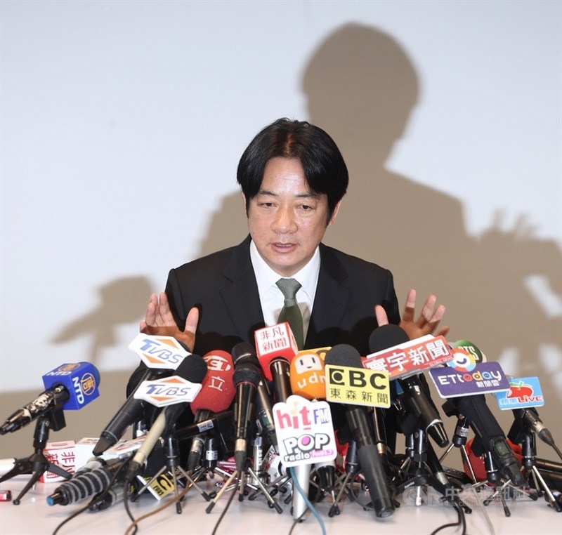 前行政院長賴清德(圖)9日下午在台北召開記者會表示,有人以2008年、2012年民進黨總統初選為例,提出初選必敗論,但是主客觀因素很多,歸給初選並不客觀。他強調,堅持走完初選的立場沒有改變。中央社記者吳翊寧攝 108年4月9日