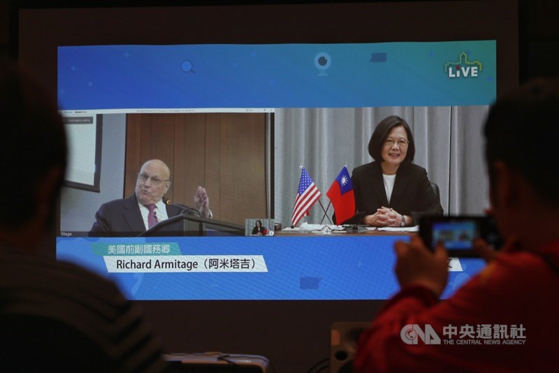 總統蔡英文(右)9日晚間在總統府跟美國華府3智庫進行視訊會議,前美國副國務卿阿米塔吉(Richard L. Armitage)(左)擔任引言人。中央社記者徐肇昌攝 108年4月9日