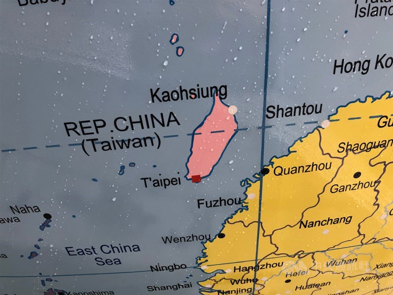 倫敦政經學院設立一座地球儀公共藝術品,把台灣和中國劃分為不同顏色,遭到中國留學生抗議,會議後決定改為同一顏色。(中央社檔案照片)