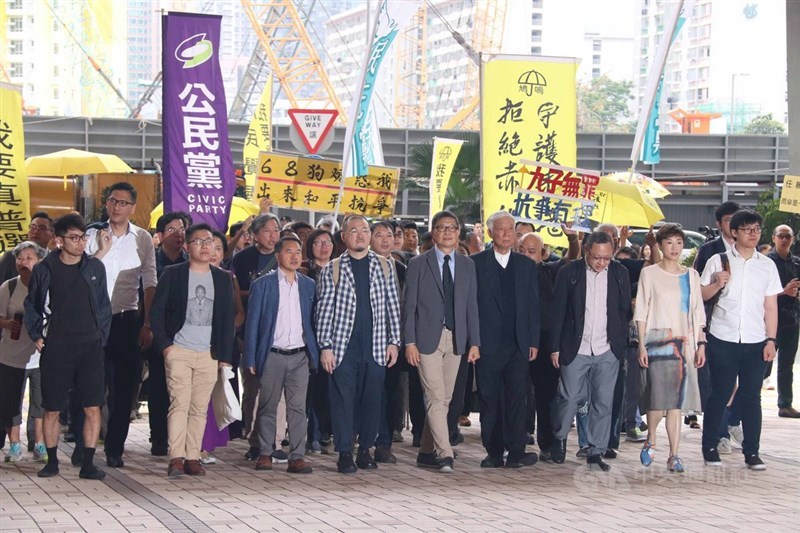 香港「占中」案10日早上繼續在西九龍法院開庭,法官聆聽部分人求情,之後可能判刑;圖為9名被告(前排)在支持者陪同下步入法庭。中央社記者張謙香港攝 108年4月10日