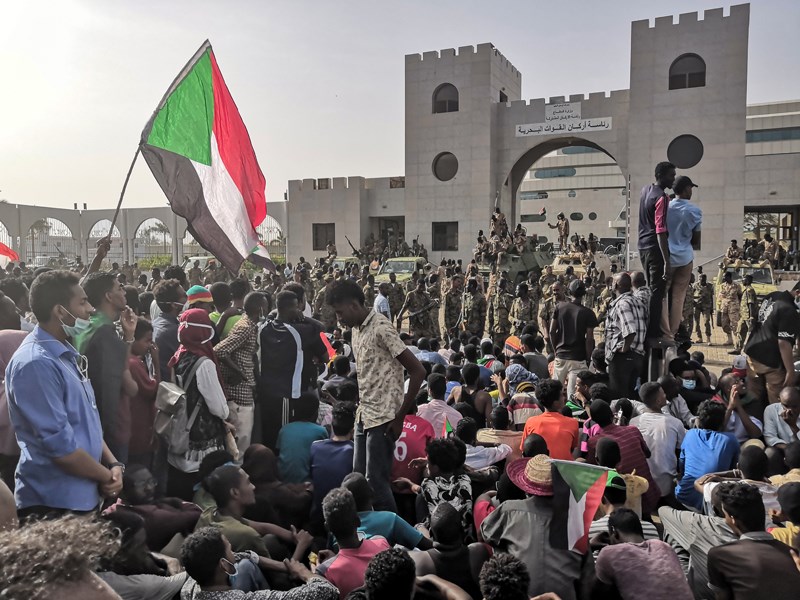 蘇丹抗議群眾聚集在首都喀土木軍事總部周圍，要求鐵腕統治蘇丹長達30年的總統巴席爾下台。（法新社提供）