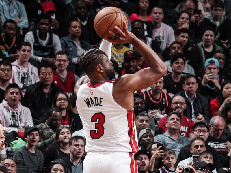 NBA名將「閃電俠」韋德10日在生涯最終戰先發，他以25分、11助攻、10籃板的「大三元」成績，為自己的生涯劃上完美句點。（圖取自twitter.com/MiamiHEAT）