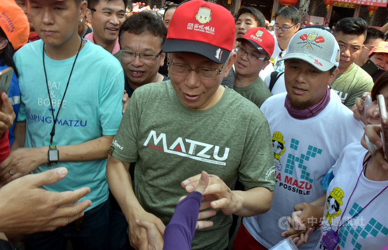 台北市長柯文哲（中）參加大甲媽祖遶境進香活動，13日上午到西螺福興宮參拜，離開時受到民眾熱烈歡迎，爭相與柯文哲握手。中央社記者葉子綱攝　108年4月13日