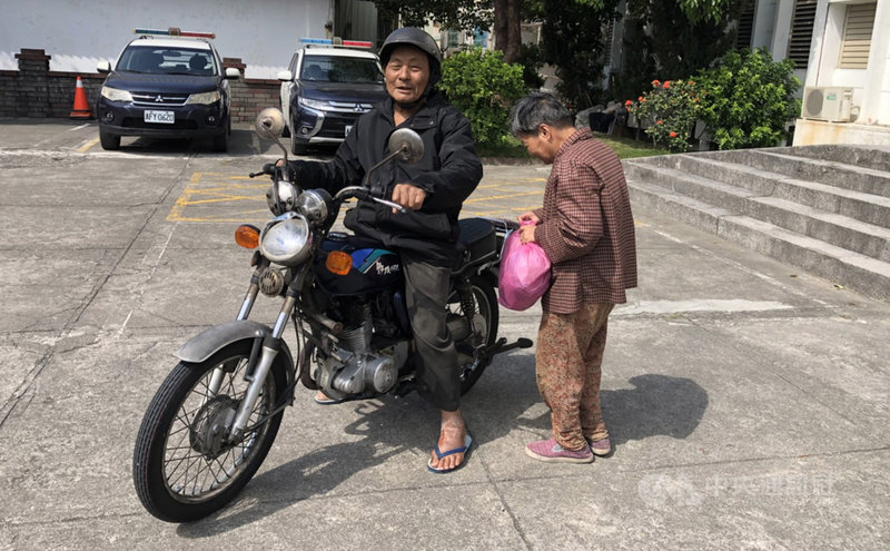一名住在高雄大寮的7旬婦女（右）疑似失智，日前在台東地區迷路，巡邏員警發現不對上前關懷，並協助通知婦人黃姓老公（左），沒想到黃男就這樣騎著一台野狼檔車橫越百公里，來到台東接回太太。（警方提供）中央社記者盧太城台東傳真　108年4月13日