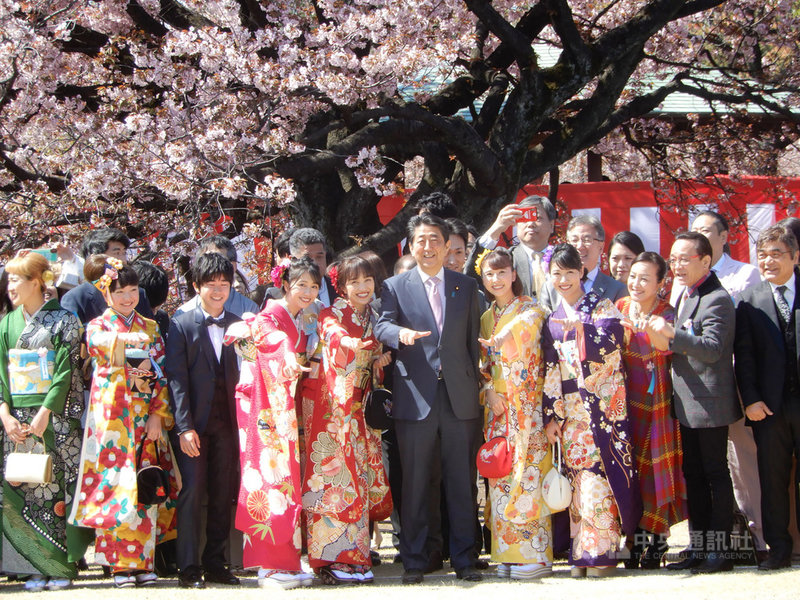 安倍長期執政,被在野黨批評的爭議也多,他主辦的「賞櫻會」也被質疑假公濟私。圖為日本首相安倍晉三1月在東京新宿御苑辦賞櫻大會,安倍夫婦與藝人合照。中央社記者楊明珠東京攝 108年4月13日