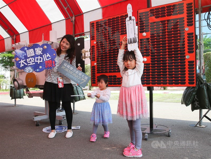 國研院太空中心14日舉辦福衛七號啟航儀式,現場有各項科學遊戲、打卡贈神秘禮物等活動,邀請民眾共襄盛舉。中央社記者謝佳璋攝 108年4月14日