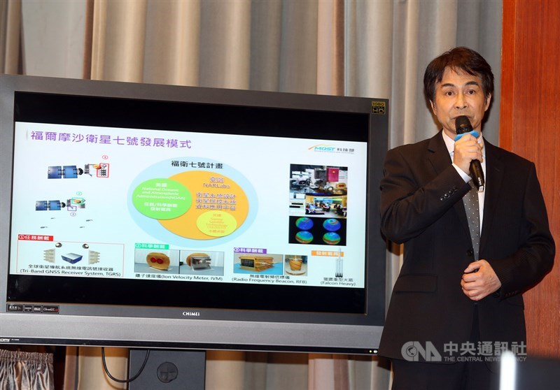 科技部11日在行政院會報告「福衛七號發射整備現況」,國家太空中心主任林俊良在記者會上指出,福衛七號的任務目標為建立一高可靠度操作型的6枚衛星系統,接續福衛三號任務,擴大天氣與太空天氣之監測效能。(中央社檔案照片)