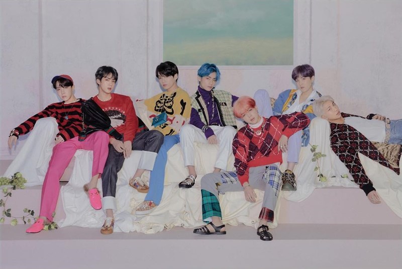 南韓人氣男團BTS新輯主打歌Boy With Luv登上全球TOP 200排行榜上第4位,MV更以最短時間在YouTube突破一億流量。(圖取自防彈少年團IG網頁)