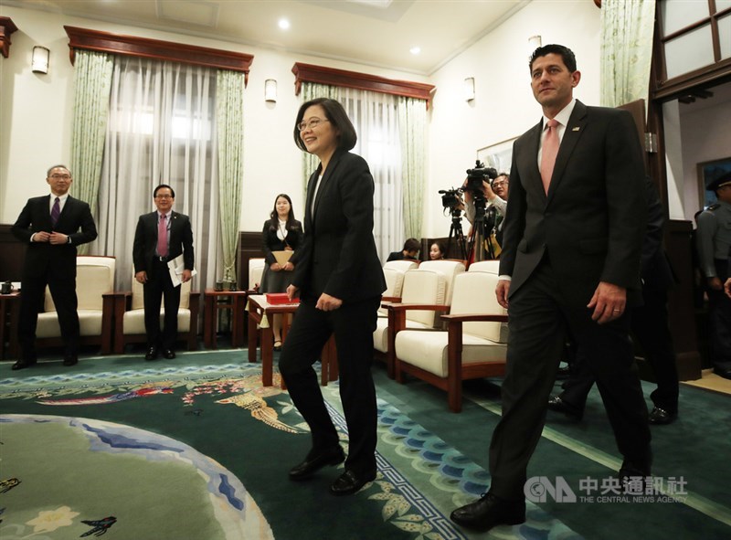 總統蔡英文(前左)15日在總統府接見美聯邦眾議院前議長萊恩(Paul Ryan)(前右),兩人一同進入會場。中央社記者張新偉攝 108年4月15日
