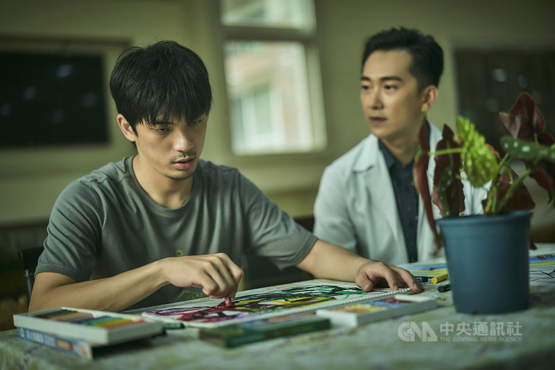 公視劇集「我們與惡的距離」14日晚間播出最新集數,片中演員林哲熹(左)詮釋思覺失調患者的精湛演技,連眼神都做足功課,但也導致下戲後一度造成兩眼很大視差。(公視提供)中央社記者江佩凌傳真 108年4月15日