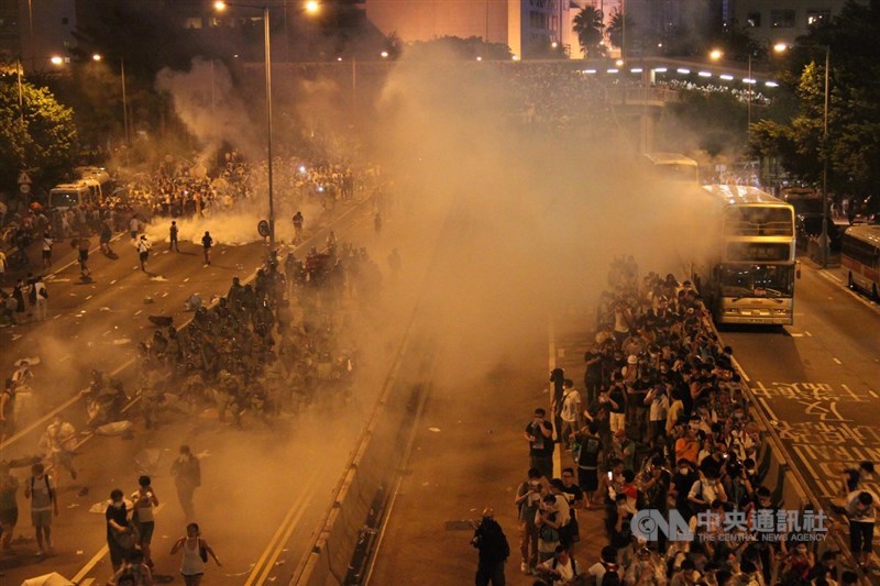 香港占中運動於2014年9月28日爆發,圖為「占中」爆發當晚,香港警方發射催淚瓦斯鎮壓。(中央社檔案照片)