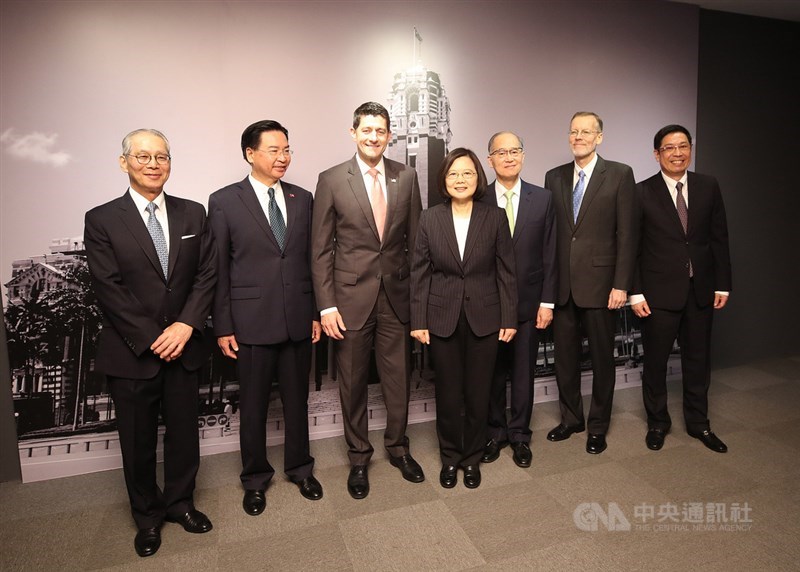 總統蔡英文(中)15日與前美國眾議院議長萊恩(Paul Ryan)(左3)等一行一起參觀總統府展覽,並合影留念。中央社記者張新偉攝 108年4月15日