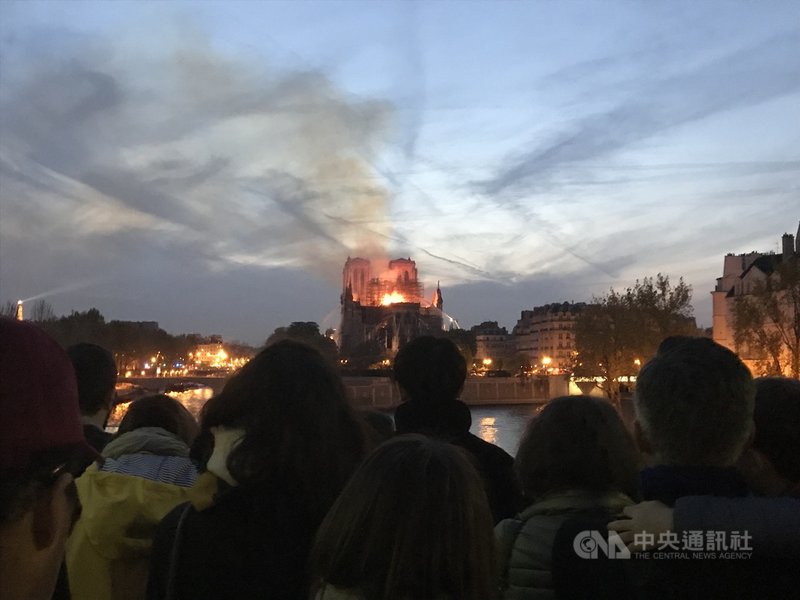 巴黎聖母院起火時,周圍人行道、橋上、河堤邊站滿許多人,神情肅穆、不發一語地看著火光與濃煙侵略這座存在超過850年的歷史建築。中央社記者曾依璇巴黎攝 108年4月15日