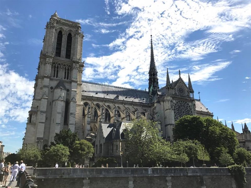 圖為巴黎聖母院舊時外觀。（圖取自巴黎聖母院臉書facebook.com/cathedrale.notredamedeparis）