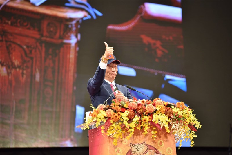 鴻海董事長郭台銘16日鬆口考慮參選2020總統,並在臉書貼文表示,他適不適合(選總統),除了大家的看法,最重要的是他需先說服自己為何而戰。(取自facebook.com/TerryGou1018)