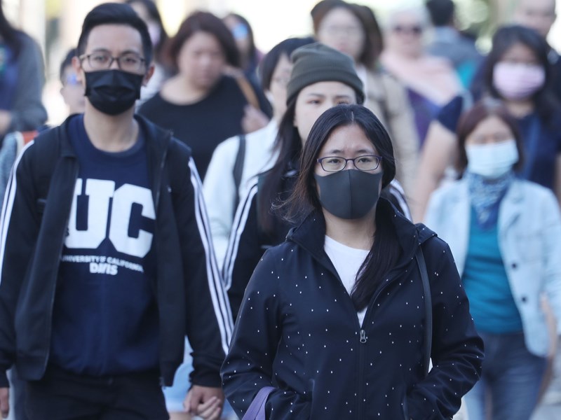 麻疹病毒傳染力強，國內也陸續有民眾遭境外移入病例感染，疾管署提醒，出入醫院或人潮密集的公共場所時，應戴口罩以降低病毒傳播的風險。（示意圖／中央社檔案照片）
