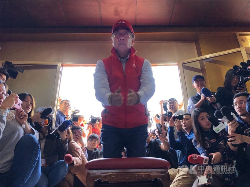 鴻海集團董事長郭台銘(中)17日上午到淡水行天武聖宮參拜,下午將轉往國民黨中常會,接受榮譽狀。中央社記者王飛華攝 108年4月17日