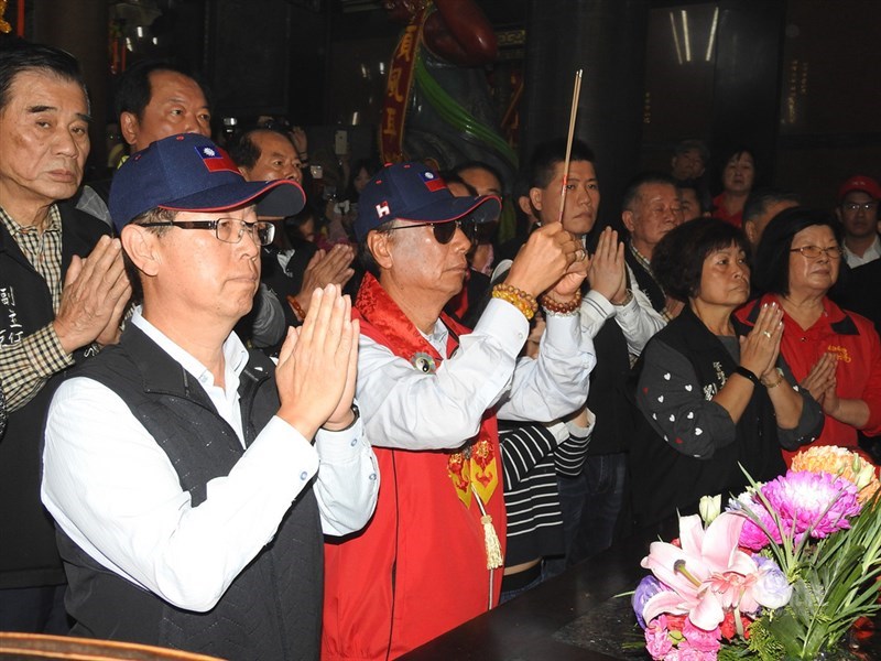 鴻海集團董事長郭台銘(前左2)17日到板橋慈惠宮參拜,他持香祝禱向媽祖請示後表示,媽祖前幾天有託夢,要他出來為百姓做好事,帶給台灣和平繁榮。中央社記者王鴻國攝 108年4月17日