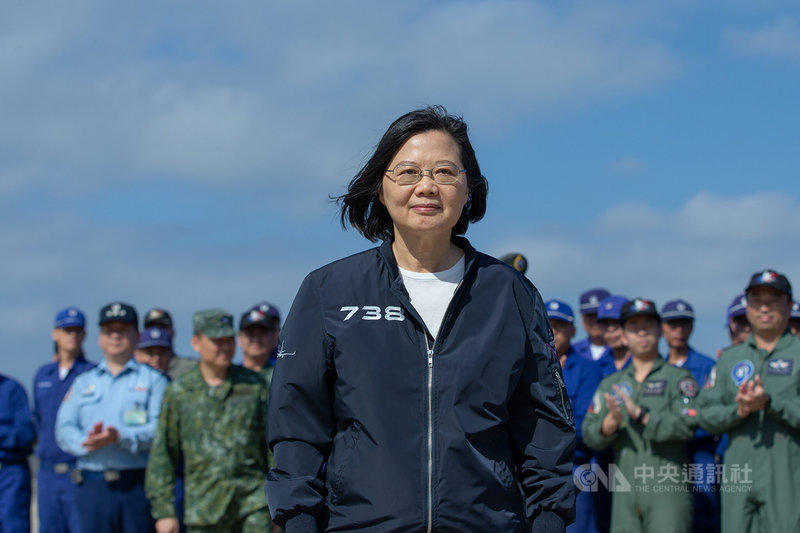 總統蔡英文（前）17日前往澎湖縣馬公空軍基地慰勉空軍天駒部隊，向空軍天駒部隊的國軍弟兄姊妹精神講話。（總統府提供）中央社記者葉素萍傳真 108年4月17日
