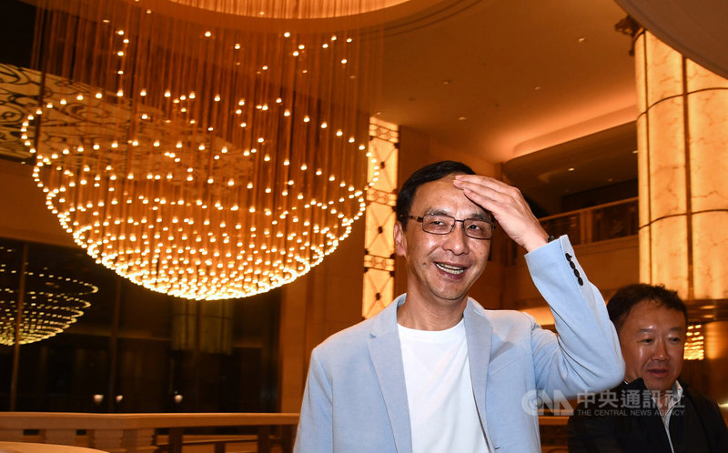表態角逐國民黨內總統初選提名的前新北市長朱立倫(左),17日晚間在台北出席公開活動前受訪表示,黨內初選他會全力以赴,若黨決定徵召高雄市長韓國瑜,他也會全力支持。中央社記者王飛華攝 108年4月17日