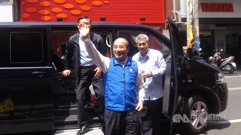 前立法院長王金平(中)17日到彰化員林福寧宮上香時表示,鴻海董事長郭台銘是好人選,歡迎郭台銘投入國民黨總統初選行列,但自己也有參選到底的決心和信心。中央社記者吳哲豪彰化攝 108年4月17日