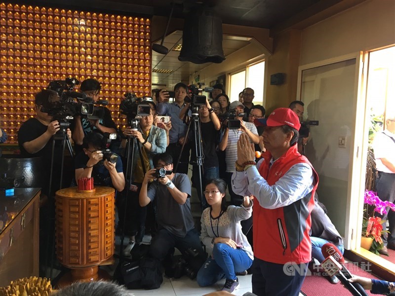 鴻海集團總裁郭台銘17日上午前往淡水八勢路的「行天武聖宮」參拜。 中央社記者鍾榮峰攝 108年4月17日