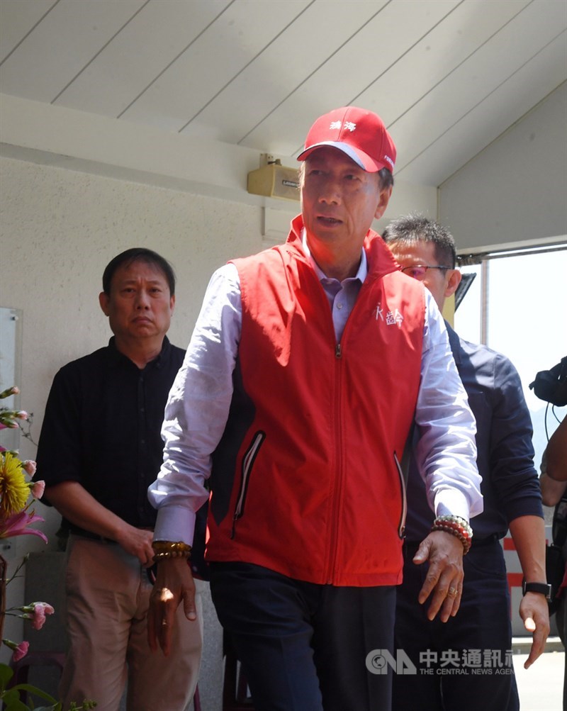 鴻海集團董事長郭台銘(前)17日到淡水行天武聖宮參拜,他說,人都要有信仰,才能慈悲為懷,明志、明心、明慧。中央社記者王飛華攝 108年4月17日