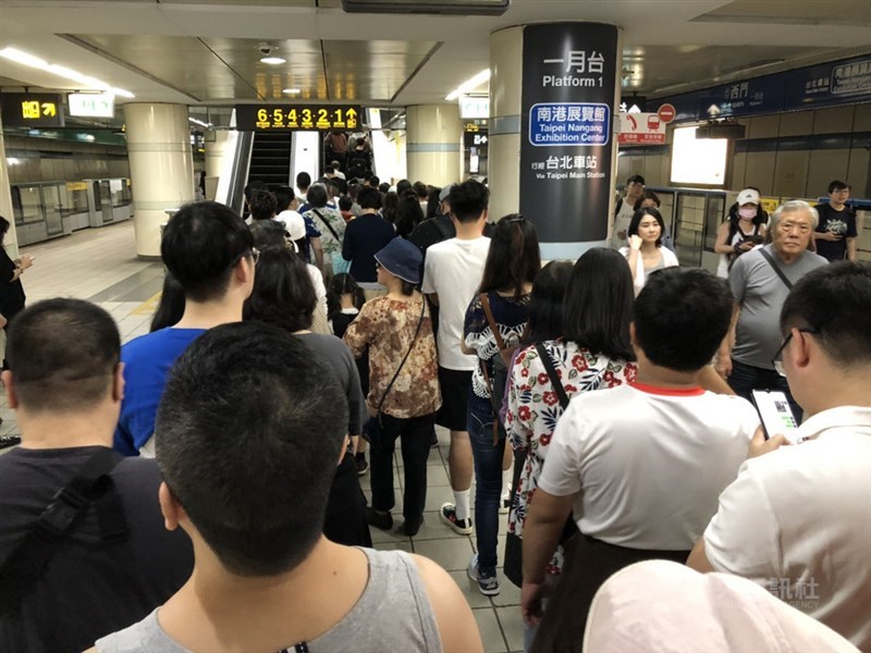 花蓮縣秀林鄉18日下午發生規模6.1有感地震,台北市震度4級,民眾在站務人員指引下,往出口疏散。中央社記者鄭傑文攝 108年4月18日