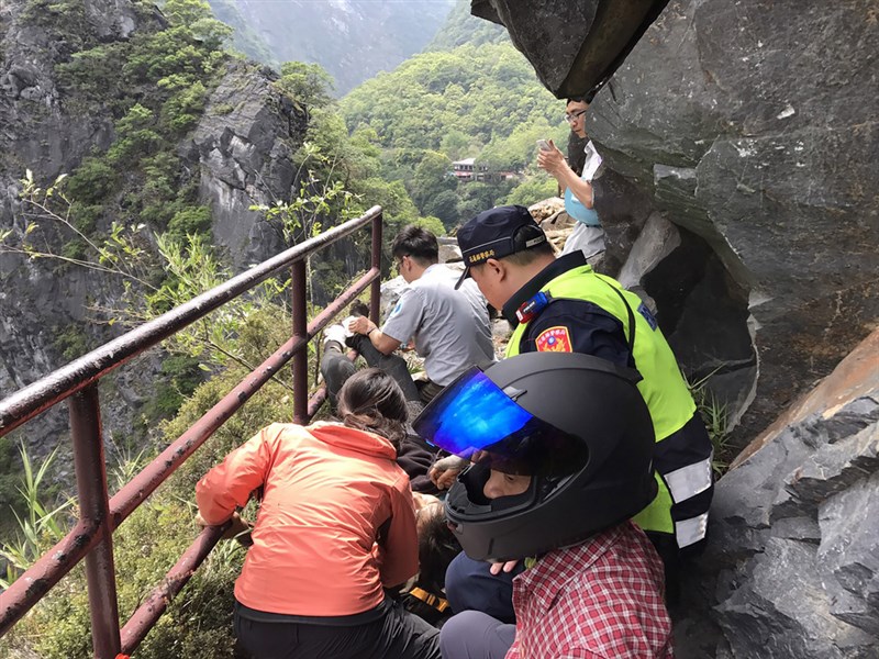 花蓮地區發生芮氏規模6.1地震,中橫公路綠水合流步道發生落石,導致1男1女遊客受傷,初步了解男子為馬來西亞籍人士。(花蓮縣消防局新城分局提供)中央社記者盧太城花蓮傳真 108年4月18日