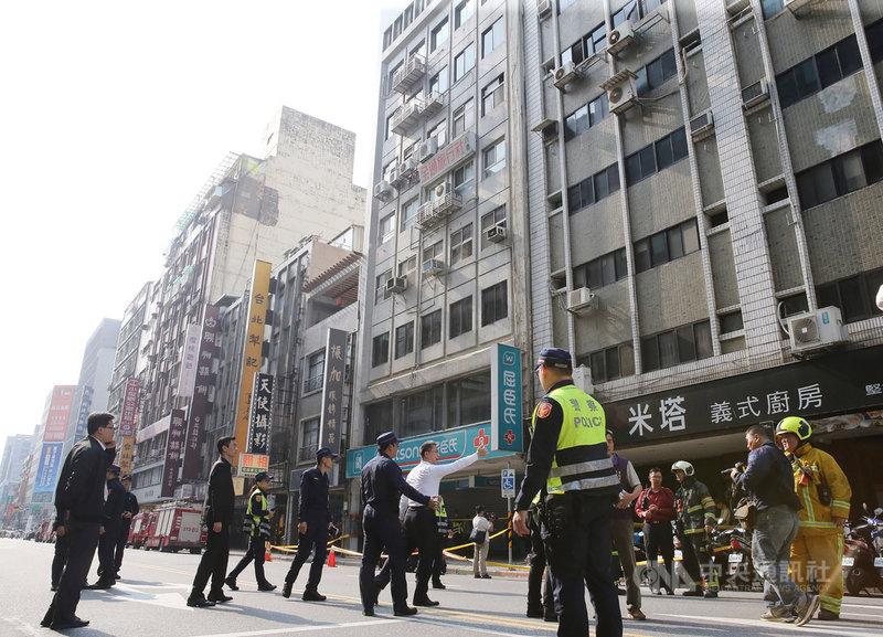 花蓮地區18日下午強震,全台有感,台北市長安東路二段一棟大樓傾斜,警消到場緊急疏散現場人群並拉起封鎖線,內政部長徐國勇(中白衣者)也到場了解情形。中央社記者郭日曉攝 108年4月18日