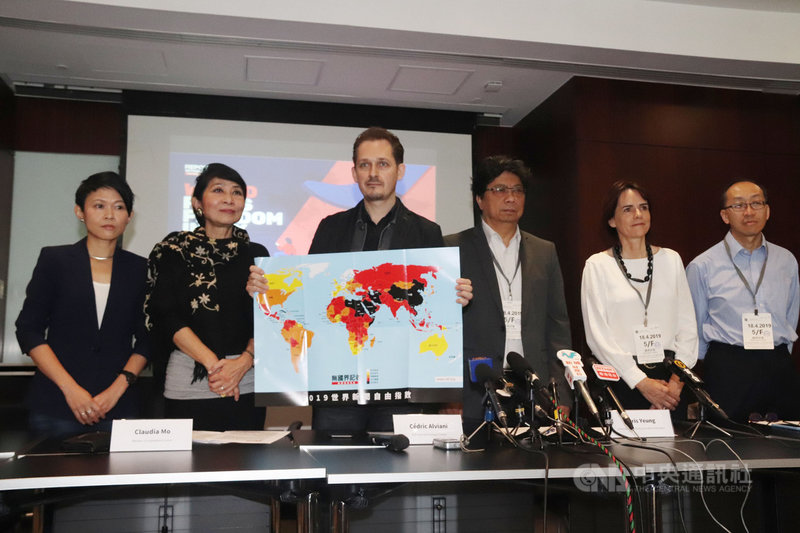 無國界記者東亞辦事處主任艾瑋昂(左3)18日在香港發表「2019世界新聞自由指數」。台灣的新聞自由度與多數西歐國家同列「狀況尚可」。中央社記者張謙香港攝 108年4月18日