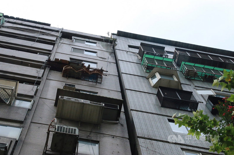 花蓮縣18日下午發生強震,全台有感,台北市信義路四段一棟大樓震後被發現向右傾斜在隔壁大樓上,經鑑定認定並無立即危險。中央社記者蕭博文攝 108年4月18日