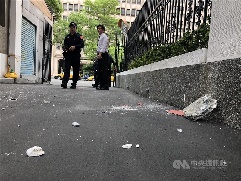 花蓮縣秀林鄉18日下午發生規模6.1有感地震,台北市震度達4級,立法院建築掉落水泥塊。中央社記者王飛華攝 108年4月18日