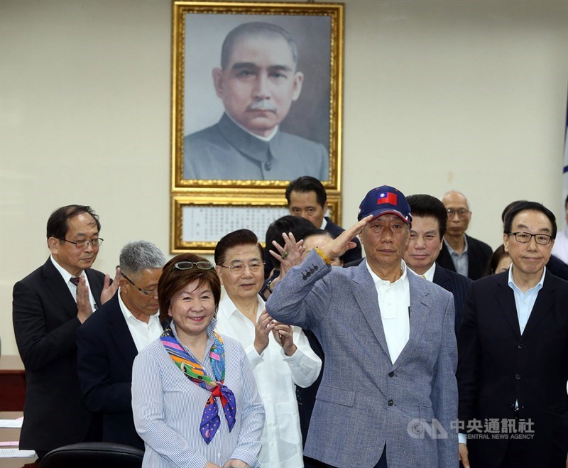 鴻海集團董事長郭台銘(前右)鬆口考慮選總統後,17日下午在國民黨中常會後獲頒榮譽狀,郭台銘也現場表態願意參加初選,不接受徵召。中央社記者郭日曉攝 108年4月17日