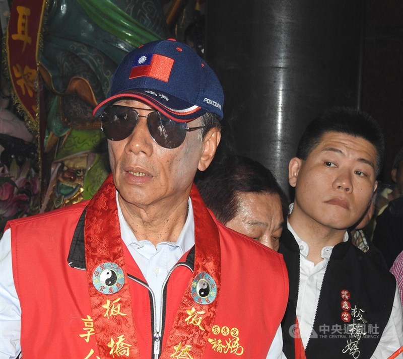 鴻海集團董事長郭台銘(左)17日到板橋慈惠宮參拜後表示,他如同是媽祖看著長大的義子,媽祖要他來為台灣人民做更多事,他一定會遵照媽祖的指示來做。中央社記者王鴻國攝 108年4月17日