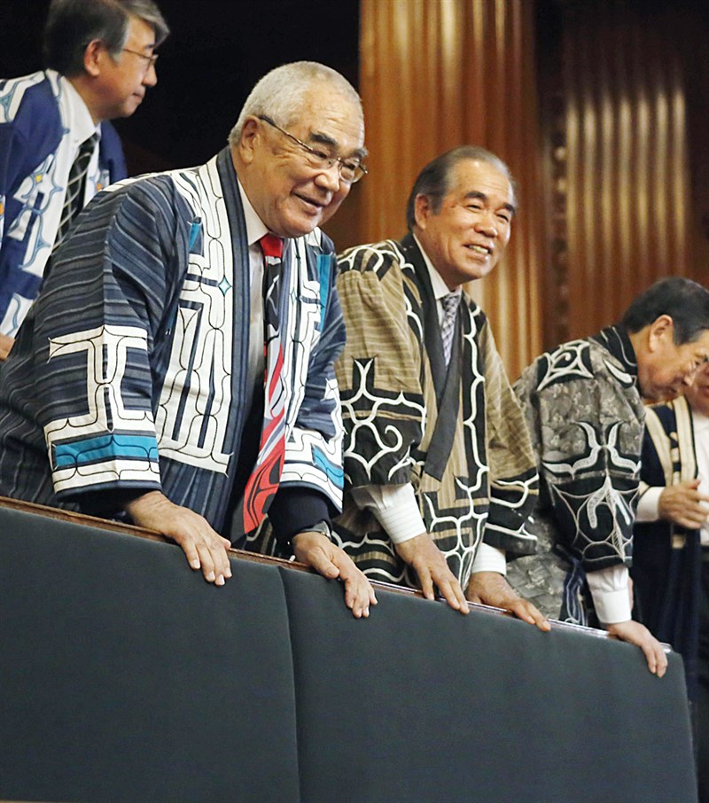 日本參議院19日表決通過將愛努民族明訂為原住民族的新法,參與旁聽的愛努族人神情充滿喜悅。(共同社提供)