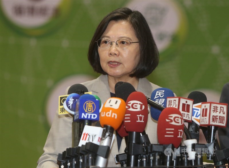 總統蔡英文20日前往參觀「5+2產業徵才博覽會」台北場。中央社記者鄭傑文攝　108年4月20日