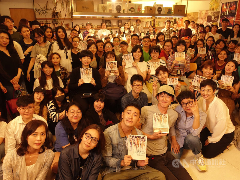 台劇「我們與惡的距離」創作歷程全剖析暨簽書會20日下午在台北水牛書店舉行,編劇呂蒔媛(前右2)、製作人林昱伶(前左2)與劇中演員吳慷仁(前右3起)、施名帥出席,熱情粉絲擠滿現場。中央社記者江佩凌攝 108年4月20日