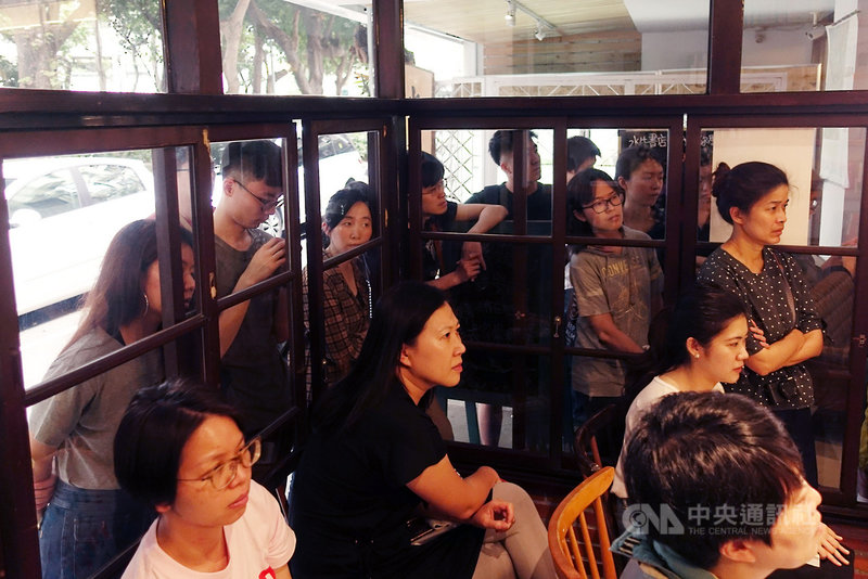 近期在全台引爆話題的公視戲劇「我們與惡的距離」,20日下午在台北舉行創作歷程全剖析暨簽書會,大量粉絲湧入,會場爆滿,連店外有不少人貼著玻璃旁聽。中央社記者江佩凌攝 108年4月20日