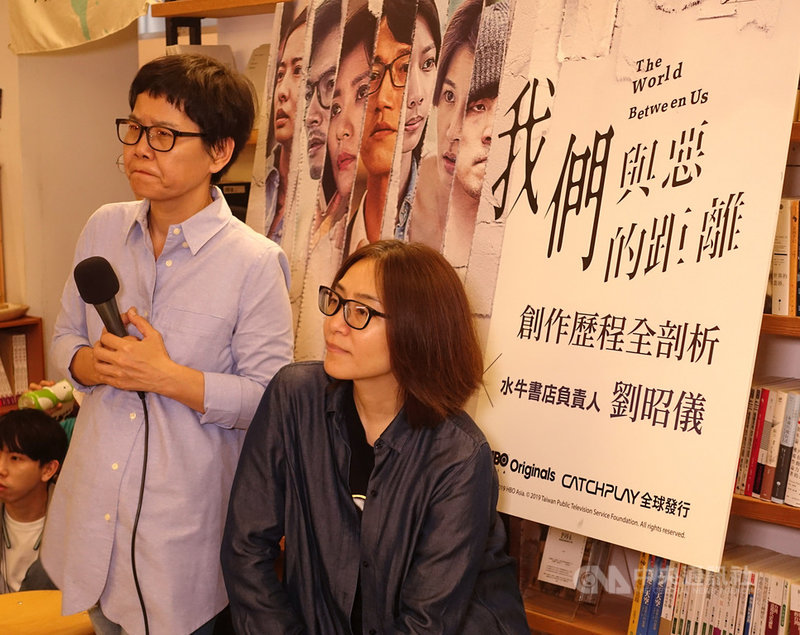 台劇「我們與惡的距離」20日下午在台北水牛書店舉行創作歷程全剖析暨簽書會,編劇呂蒔媛(左)、製作人林昱伶(右)出席,和粉絲們分享戲外創作點滴。中央社記者江佩凌攝 108年4月20日