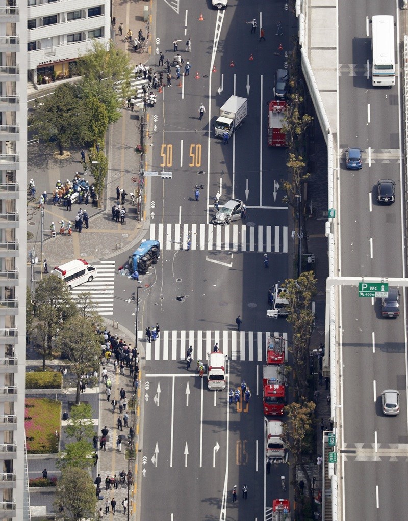肇事汽車最初是擦撞到護欄後,撞上一名騎自行車的男子,再撞上後來死亡的母女。(共同社提供)