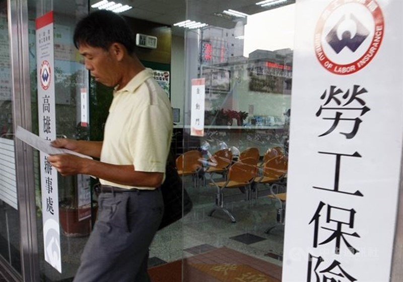主計總處公布2012年以來消費者物價指數累計成長率已達5.14%,因此在當年度請領勞保年金給付,包含失能、遺屬及老年等3大年金者,都將從5月起調漲。(示意圖/中央社檔案照片)