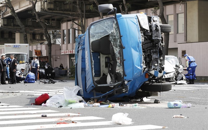 日本一名87歲老翁19日在東京池袋開車撞上騎自行車的母女等多人,造成2人死亡8人受傷。(共同社提供)