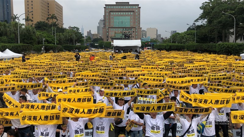 不滿交通部修訂「汽車運輸業管理規則第103條之1」，由Uber駕駛組成的「網路平台叫車代僱駕駛自救會」21日集結總統府前凱達格蘭大道，高舉「沒有人應該輸」毛巾抗議。中央社記者王飛華攝　108年4月21日