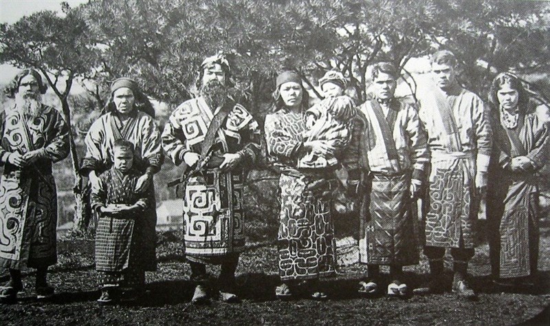 日本參議院19日表決通過將愛努民族明訂為原住民族的新法。圖為1904年愛努人的合照。(圖取自維基共享資源,版權屬公有領域)