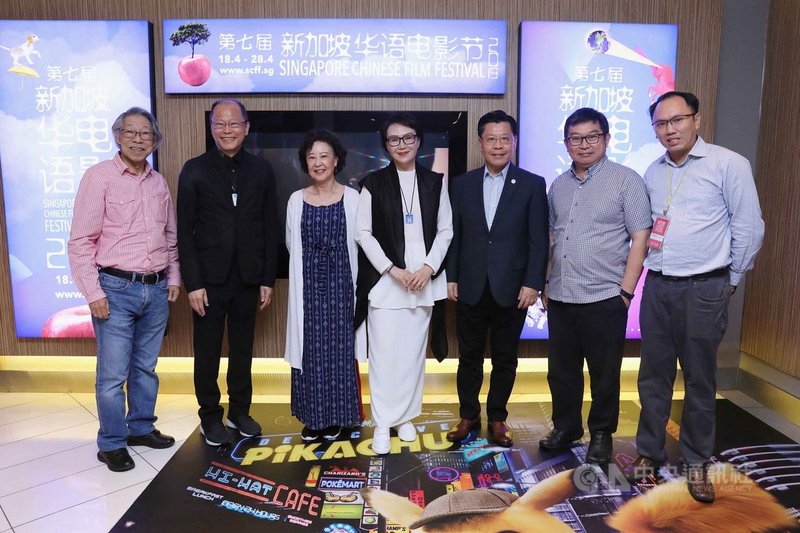新加坡華語電影節今年播映台灣導演張毅執導的多部經典電影,他與妻子楊惠姍受邀出席。圖為張毅(左2)、楊惠姍(中)與駐新加坡代表梁國新(右3)等人合影。中央社記者黃自強新加坡攝 108年4月22日