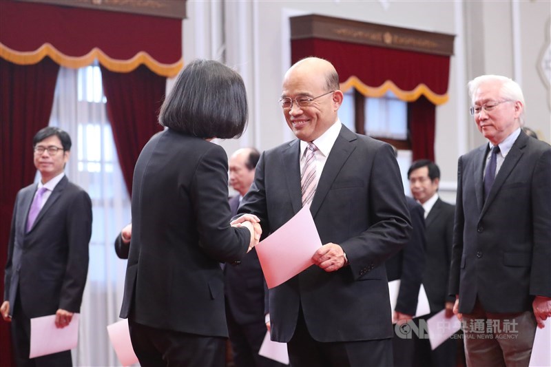 行政院長蘇貞昌(前右)內閣團隊就任第100天,總統蔡英文(前左)透過與蘇貞昌臉書聯播影片談政績。(中央社檔案照片)