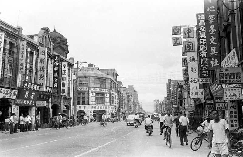 1965年的重慶南路一段,書店、文具社、攝影社林立。(中央社檔案照片)