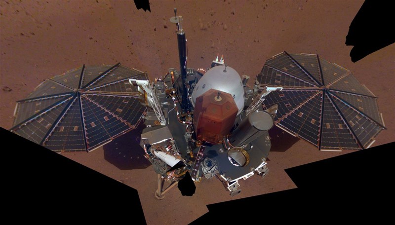NASA探測器「洞察號」月初首次在火星上偵測到震動訊號,科學家從震動的高頻和寬頻類似地震破裂過程判斷,確信這是「火星地震」。圖為洞察號。(圖取自twitter.com/NASAInSight)